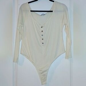 ✨️ NWOT - 1X Off The Shoulder Button Cream Long Sleeve Body Suit💛